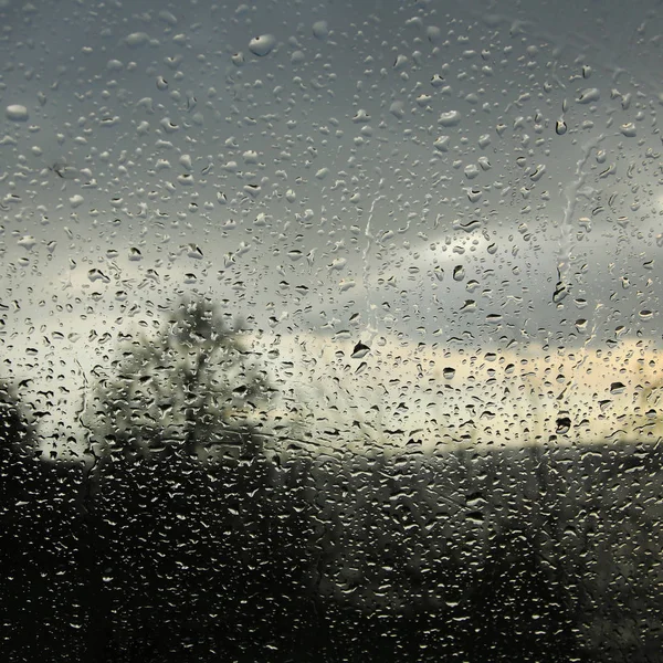汽车弹簧玻璃上雨滴的宏观纹理 — 图库照片