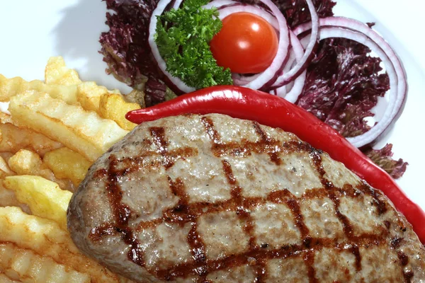 Close Costeleta Grelhada Com Batatas Ervas Uma Placa Branca — Fotografia de Stock