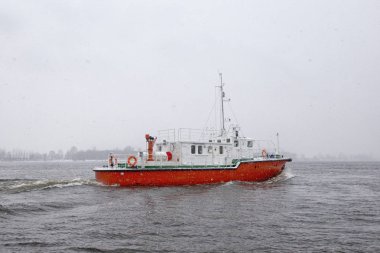 Kar yağışı geç sonbaharda Kama Nehri üzerinde motorlu tekne test