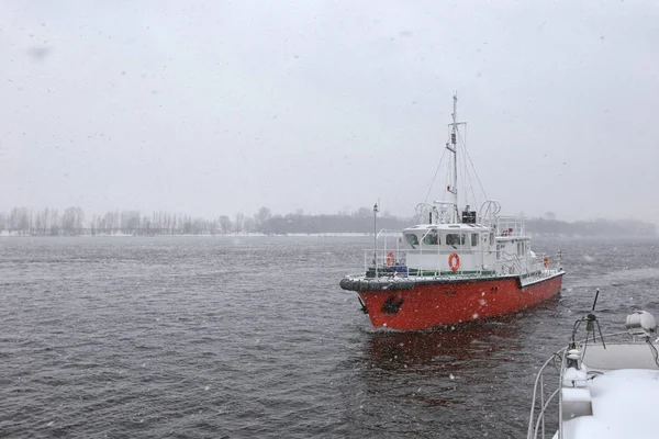 Test the motor boat on the Kama River in the late fall in snowfa