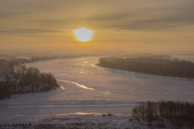 Kışın duri tepede donmuş nehir ve orman panoramik görünümü