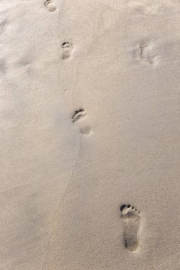 kumdaki çizimler ve ayak izleri