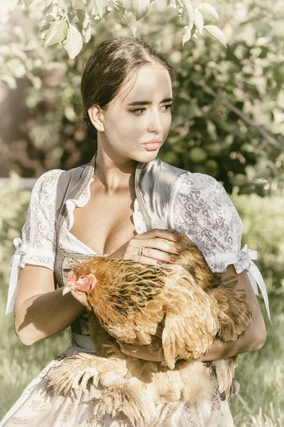 Menina com frango na mão — Fotografia de Stock