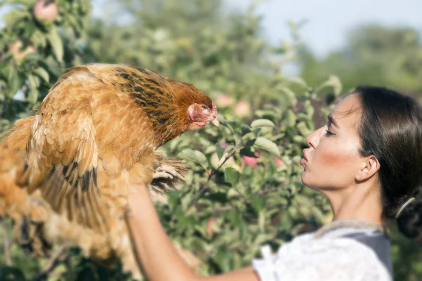 Ragazza con pollo in mano — Foto Stock