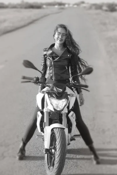 Retrato menina sentado na motocicleta — Fotografia de Stock