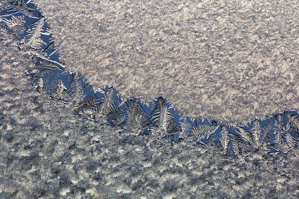 화려한 빛 서리가 내린 창 유리 자연 얼음 파의 매크로 이미지 — 스톡 사진