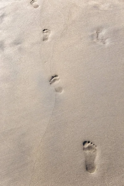 沙中的图纸和脚印 — 图库照片