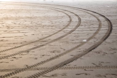 kumdaki çizimler ve ayak izleri