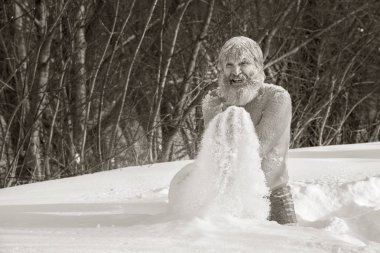 Sonra kar yıkanan sakallı adam