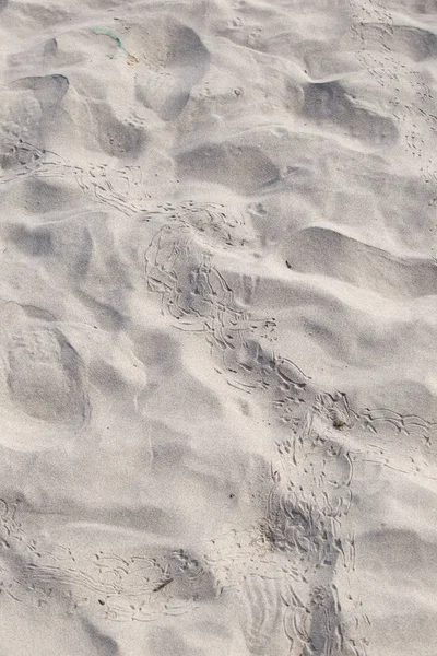 Desenhos e pegadas na areia — Fotografia de Stock