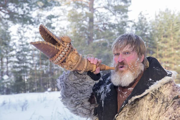 Bearded vrolijke man in het winterbos. — Stockfoto