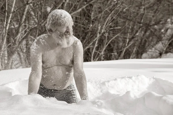 Sonra kar yıkanan sakallı adam