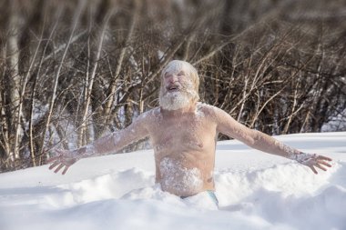 Sonra kar yıkanan sakallı adam