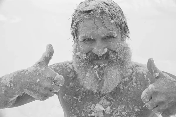 Bärtiger Mann, nach dem Baden im Schnee — Stockfoto