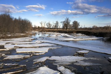 Bahar manzara nehir, orman ve bulutlar mavi bir gökyüzünde