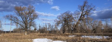 Bahar manzara nehir, orman ve bulutlar mavi bir gökyüzünde