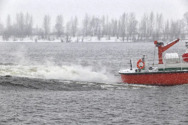 Testen Sie das Motorboot auf dem Kama-Fluss im späten Herbst im Schnee — Stockfoto