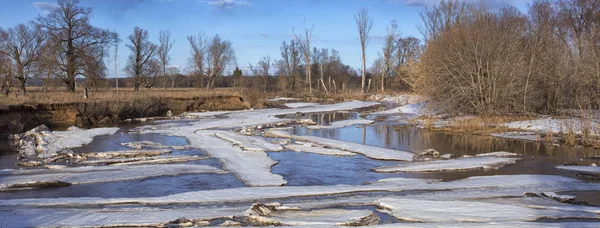 Primavera paesaggio fiume, foresta e nuvole su un cielo blu — Foto Stock