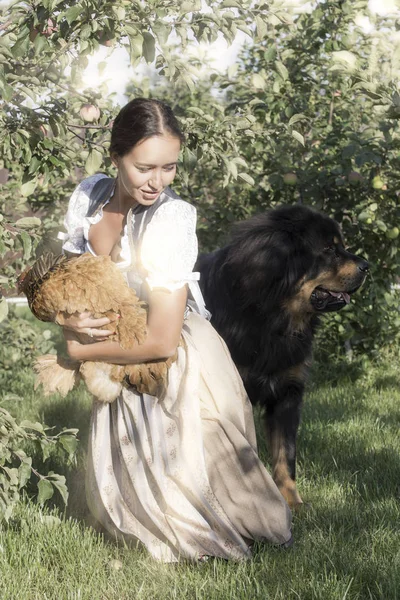 Meisje met kip in handen — Stockfoto