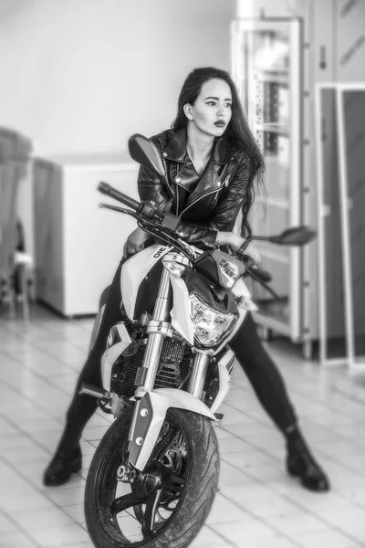 Portré lány ül a motorkerékpáron — Stock Fotó