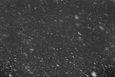 Düşen gerçek kar taneleri, yoğun kar