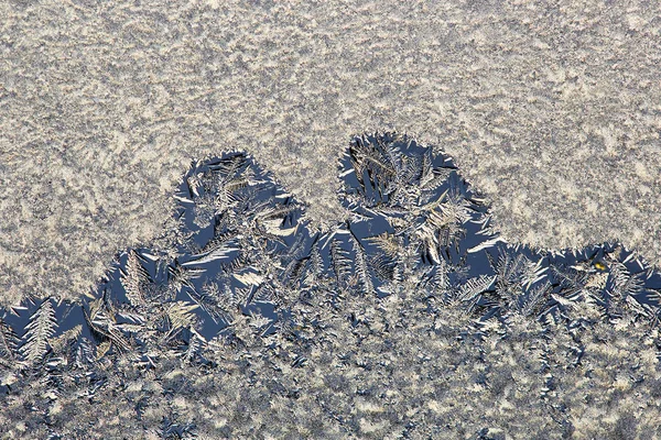 화려한 빛 서리가 내린 창 유리 자연 얼음 파의 매크로 이미지 — 스톡 사진