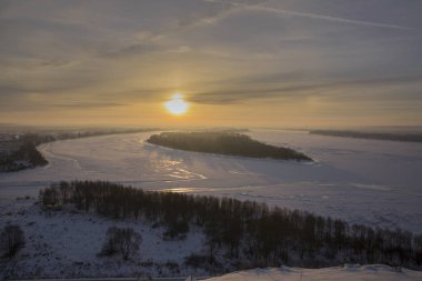 Kışın duri tepede donmuş nehir ve orman panoramik görünümü