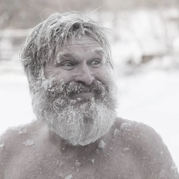 Homme barbu, après s'être baigné dans la neige — Photo