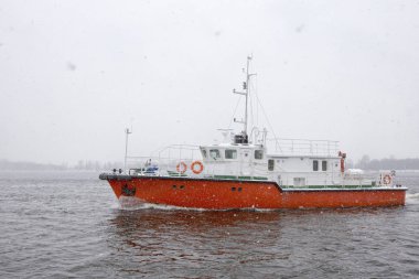 Kar yağışı geç sonbaharda Kama Nehri üzerinde motorlu tekne test