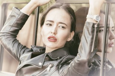  siyah bir cip yanında duran kadın.