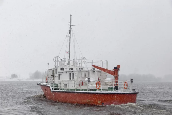 Test the motor boat on the Kama River in the late fall in snowfa