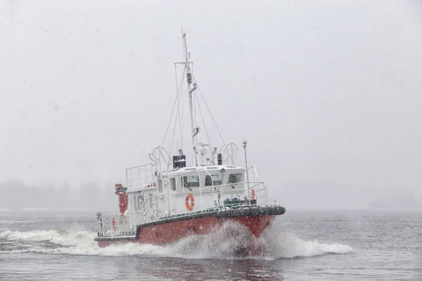 Test the motor boat on the Kama River in the late fall in snowfa