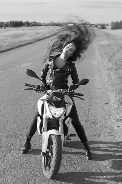 Portret dziewczyna siedzi na motocyklu — Zdjęcie stockowe