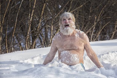 Sonra kar yıkanan sakallı adam