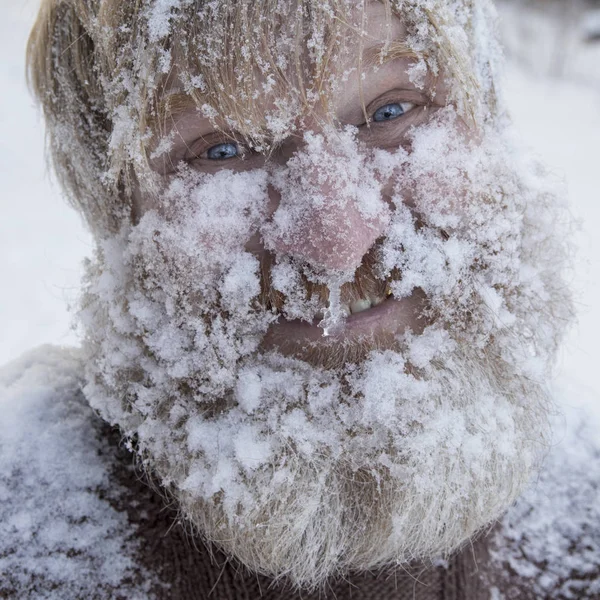 冬季森林里长胡子开朗的人. — 图库照片