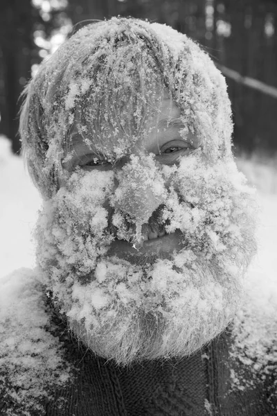 在雪地里游泳后，在森林里留胡子的人 — 图库照片