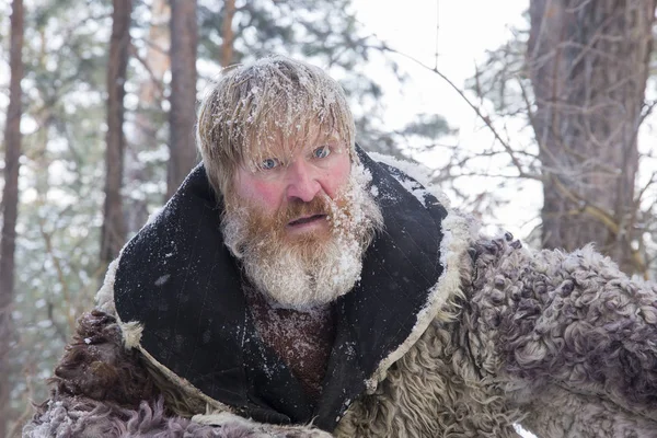 Bearded vrolijke man in het winterbos. — Stockfoto