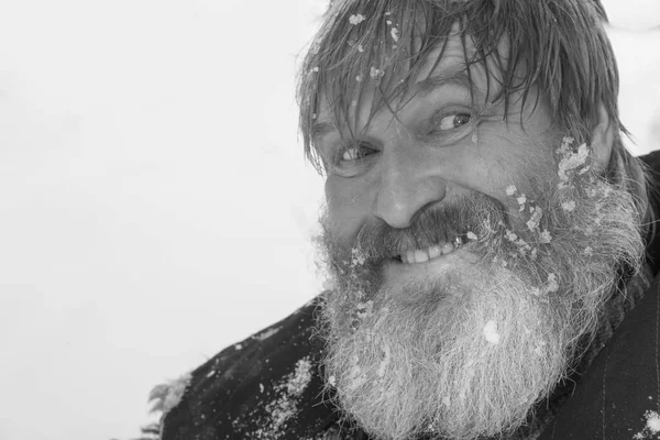 Бородатый человек в лесу после купания в снегу — стоковое фото