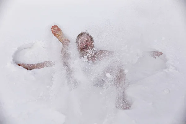 Γενειοφόρος άνδρας, μετά το μπάνιο στο χιόνι — Φωτογραφία Αρχείου