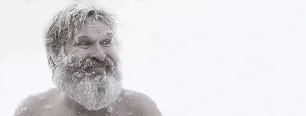 Homme barbu, après s'être baigné dans la neige — Photo