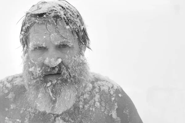 雪の中での入浴後のひげを生やした男 — ストック写真