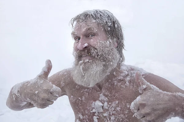 Бородатый человек, после купания в снегу — стоковое фото