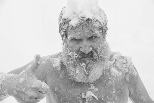 Bärtiger Mann, nach dem Baden im Schnee — Stockfoto