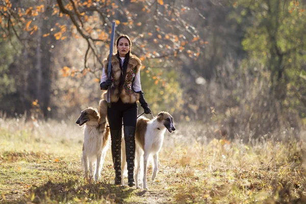 Portret van een mooi meisje jager met honden — Stockfoto