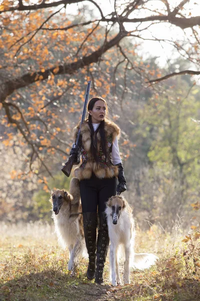 Porträt einer schönen Jägerin mit Hunden — Stockfoto