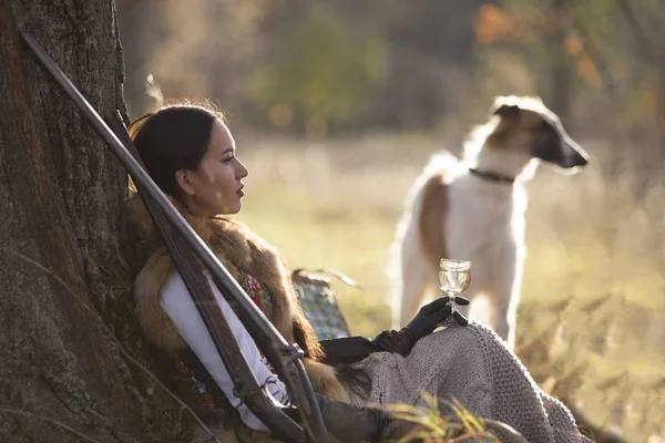 Portret van een mooi meisje jager met honden — Stockfoto