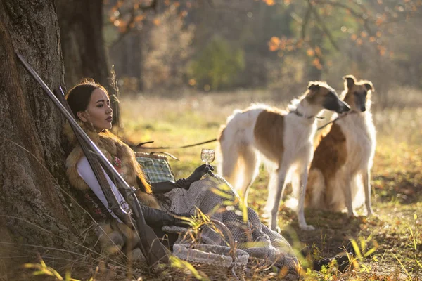 Portret van een mooi meisje jager met honden — Stockfoto