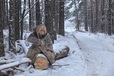 adam kış ormandaki bir balta ile 