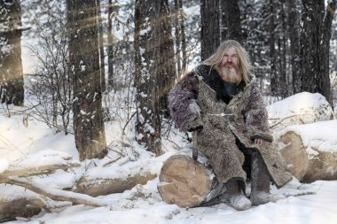 adam kış ormandaki bir balta ile 