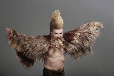sakallı ve yüksek mohawk ile yetişkin adam  